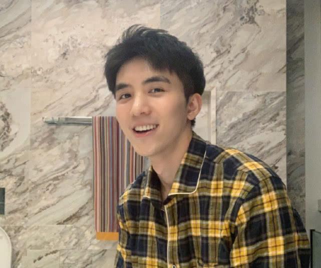 “宠妹狂魔”吴大伟上线，颜值最高的男网红，可惜前女友却是她