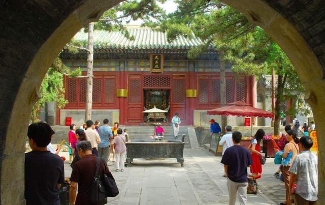 中国最厉害的寺庙不是少林寺，寺门有武警镇守，全国只此一家