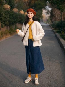 ​秋季怎么穿出高级感？毛衣外套搭配牛仔半裙减龄俏皮，保暖舒适