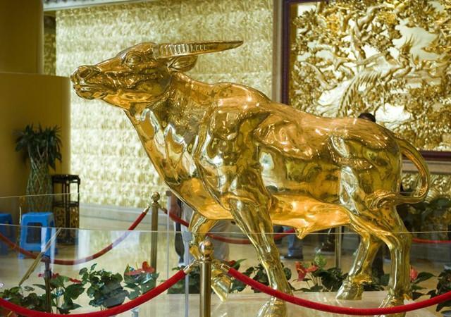 中国最富村:斥资30亿建328米大楼,花3亿造一个大金牛!