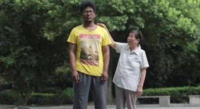 ​2000年，一位上海的阿婆收养了非洲男婴，如今怎么样了？