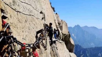 ​中国最“险”栈道，比玻璃栈道还恐怖万分，网友：看照片就已腿软