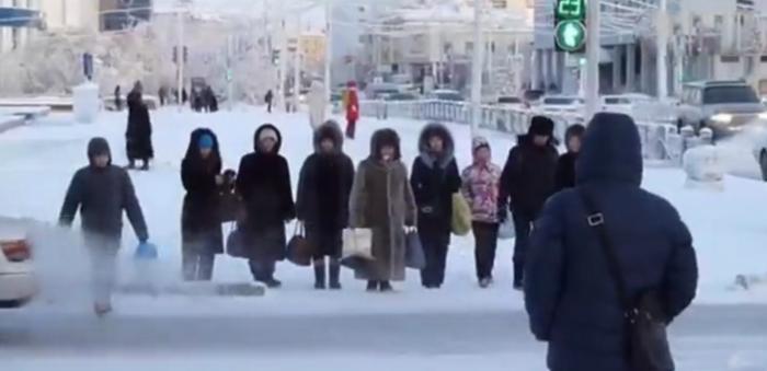 俄罗斯的冬天到底有多冷?最低零下72摄氏度,人们不敢户外撒尿