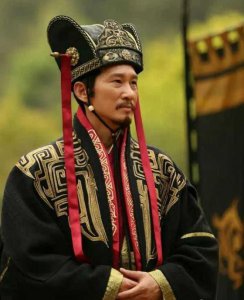 ​这才是56岁王劲松老去的秘诀：坚决不穿老年装，妆发得体不油腻