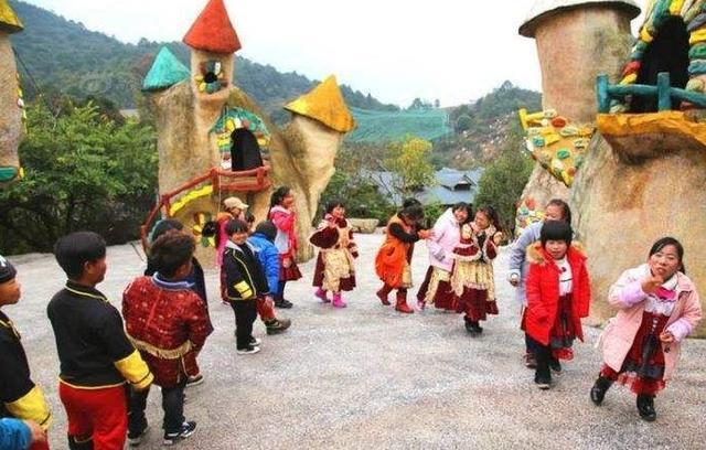 中国最坚韧的“矮人国”,房子住蘑菇屋,背后生活没有想象中脆弱