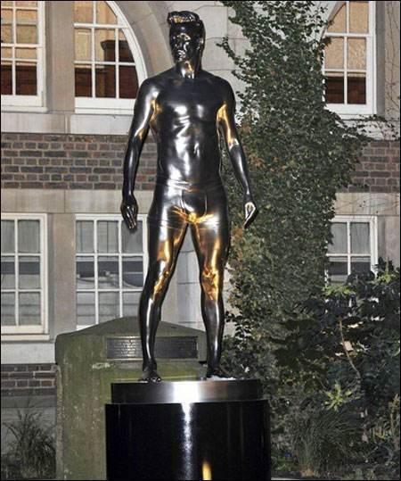 最伟岸的雕像不是亨利滑跪,而是被纳粹杀害的他们