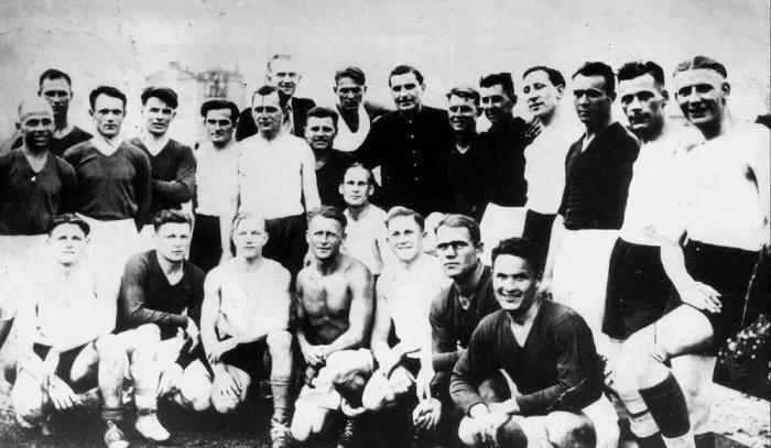 最伟岸的雕像不是亨利滑跪,而是被纳粹杀害的他们