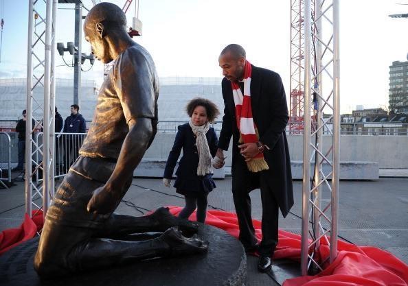 最伟岸的雕像不是亨利滑跪,而是被纳粹杀害的他们