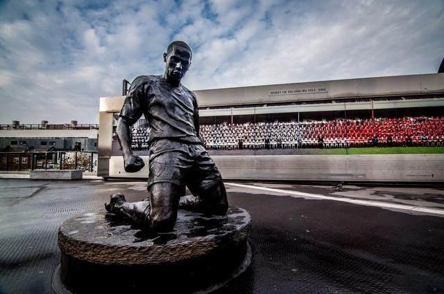 最伟岸的雕像不是亨利滑跪,而是被纳粹杀害的他们