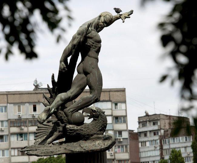 最伟岸的雕像不是亨利滑跪,而是被纳粹杀害的他们