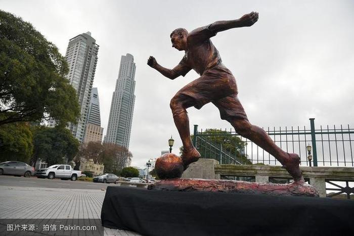 最伟岸的雕像不是亨利滑跪,而是被纳粹杀害的他们