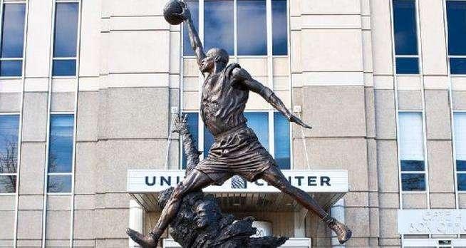 最伟岸的雕像不是亨利滑跪,而是被纳粹杀害的他们