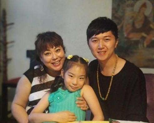 弃养高位截瘫养子转身送女儿出国得罪500导演，李箐箐的两幅面孔