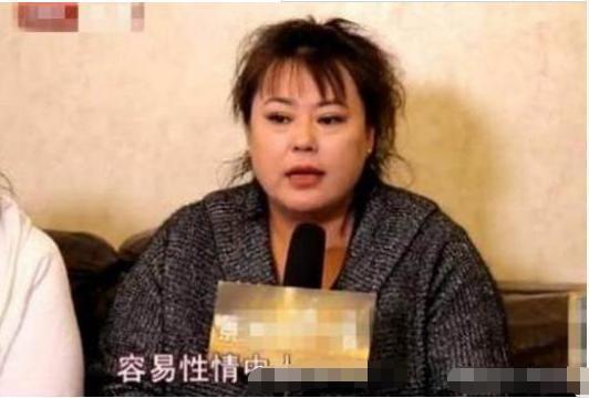 弃养高位截瘫养子转身送女儿出国得罪500导演，李箐箐的两幅面孔