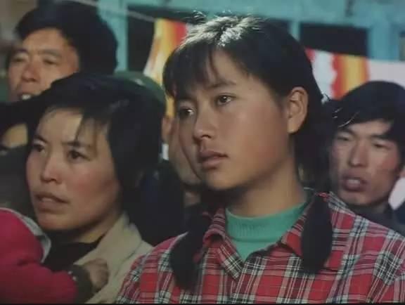 弃养高位截瘫养子转身送女儿出国得罪500导演，李箐箐的两幅面孔