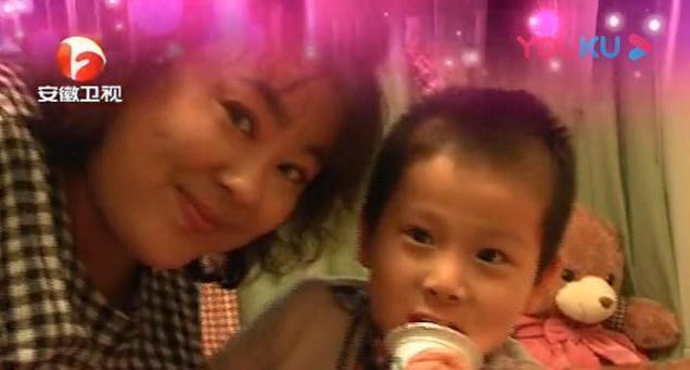 弃养高位截瘫养子转身送女儿出国得罪500导演，李箐箐的两幅面孔