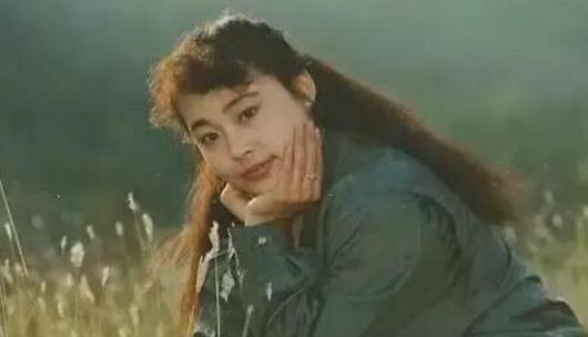 弃养高位截瘫养子转身送女儿出国得罪500导演，李箐箐的两幅面孔