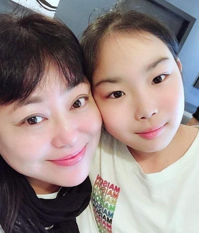 弃养高位截瘫养子转身送女儿出国得罪500导演，李箐箐的两幅面孔