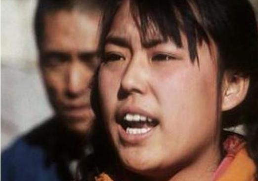 弃养高位截瘫养子转身送女儿出国得罪500导演，李箐箐的两幅面孔