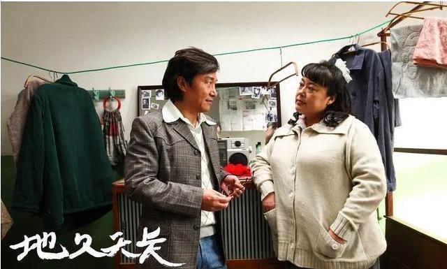 弃养高位截瘫养子转身送女儿出国得罪500导演，李箐箐的两幅面孔