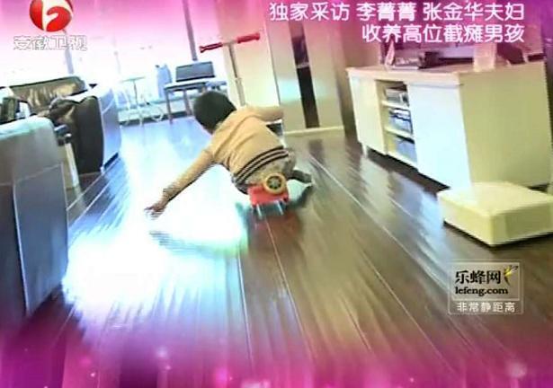 弃养高位截瘫养子转身送女儿出国得罪500导演，李箐箐的两幅面孔