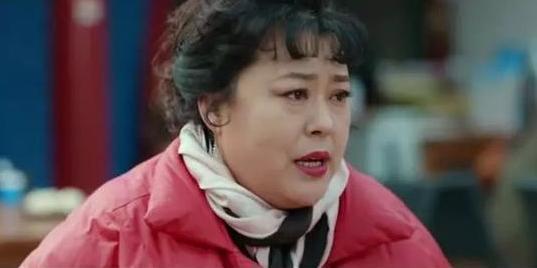 弃养高位截瘫养子转身送女儿出国得罪500导演，李箐箐的两幅面孔