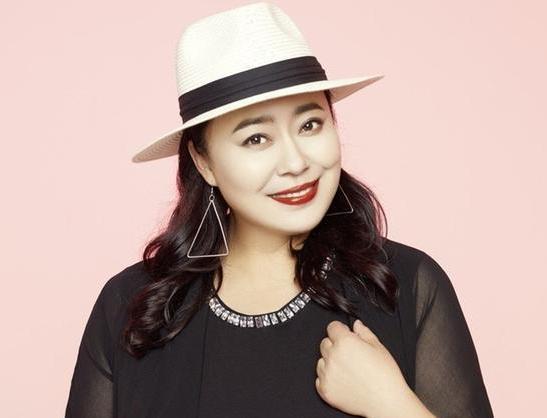 弃养高位截瘫养子转身送女儿出国得罪500导演，李箐箐的两幅面孔