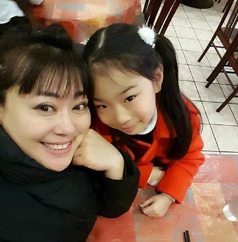 弃养高位截瘫养子转身送女儿出国得罪500导演，李箐箐的两幅面孔