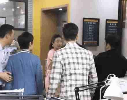 弃养高位截瘫养子转身送女儿出国得罪500导演，李箐箐的两幅面孔