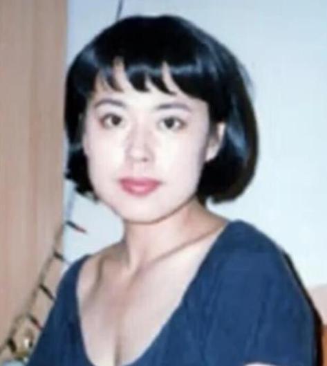 弃养高位截瘫养子转身送女儿出国得罪500导演，李箐箐的两幅面孔
