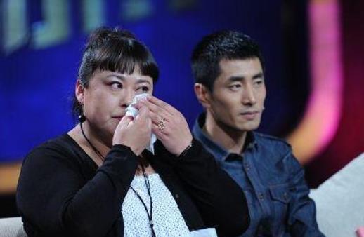 弃养高位截瘫养子转身送女儿出国得罪500导演，李箐箐的两幅面孔