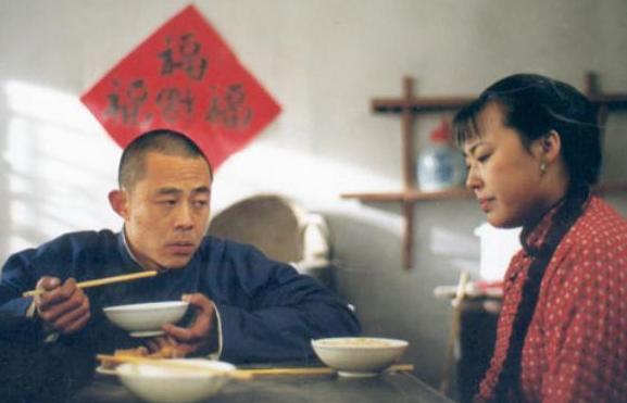 弃养高位截瘫养子转身送女儿出国得罪500导演，李箐箐的两幅面孔