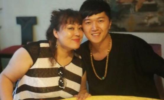 弃养高位截瘫养子转身送女儿出国得罪500导演，李箐箐的两幅面孔