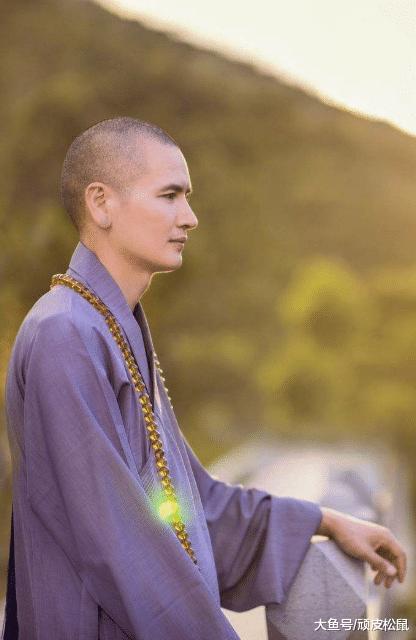 中国最帅和尚火了, 遭无数富婆追捧, 现已清修至方丈