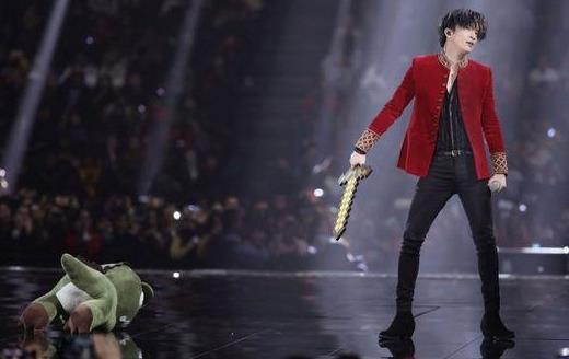 薛之谦你怎么变这样?为了音乐付出了一切,晚会神曲《达拉崩吧》