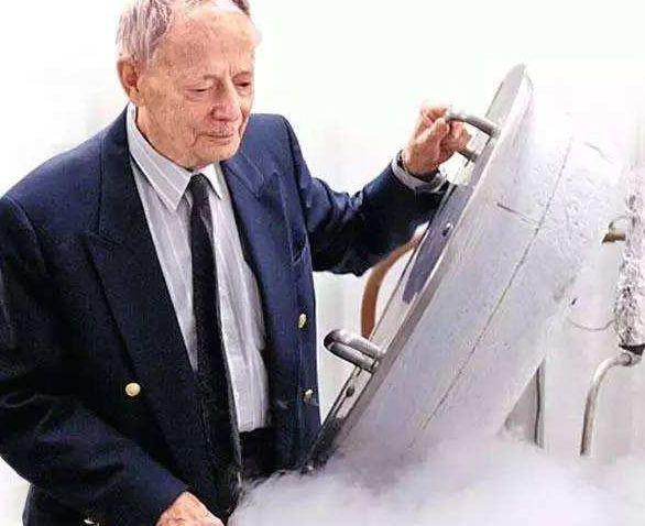 被冷冻50年的美国富豪,原本在2017年复活,现在怎么样了?