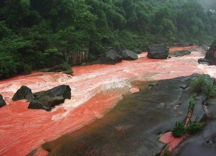 中国最“诡异”的河流，一下雨就变成血红色，你知道在哪吗？