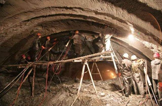 中国最深的隧道，埋在地下1650米，每年电费近千万