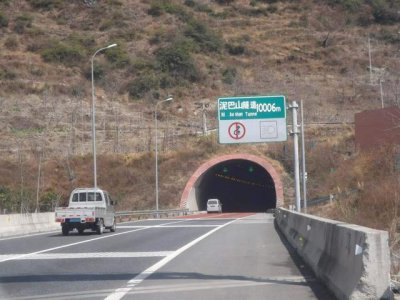 ​中国最深的隧道，埋在地下1650米，每年电费近千万