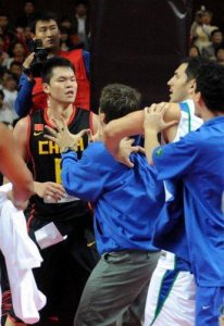 ​中国男篮最强打架王是谁？毫无疑问是他