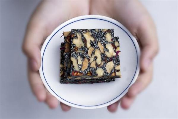 阿胶糕冷却后取不出来怎么办 阿胶糕做完后怎么脱模