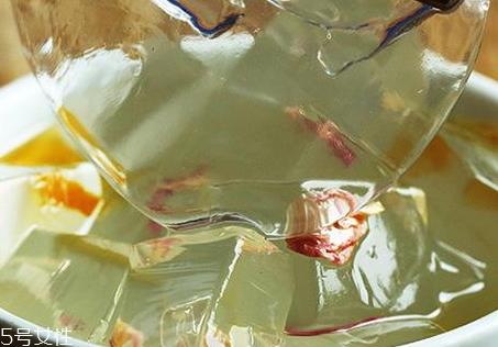 白凉粉是什么原料做的 白凉粉和黑凉粉的区别