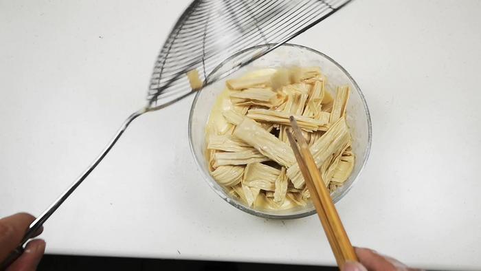 炝锅腐竹的做法，口感香辣，吃着好吃，还特别压饿