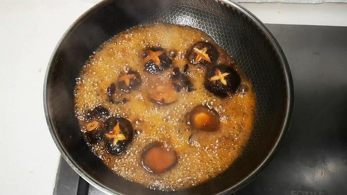 炝锅腐竹的做法，口感香辣，吃着好吃，还特别压饿