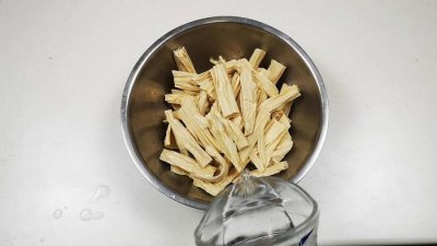 ​炝锅腐竹的做法，口感香辣，吃着好吃，还特别压饿