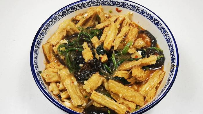 炝锅腐竹的做法，口感香辣，吃着好吃，还特别压饿