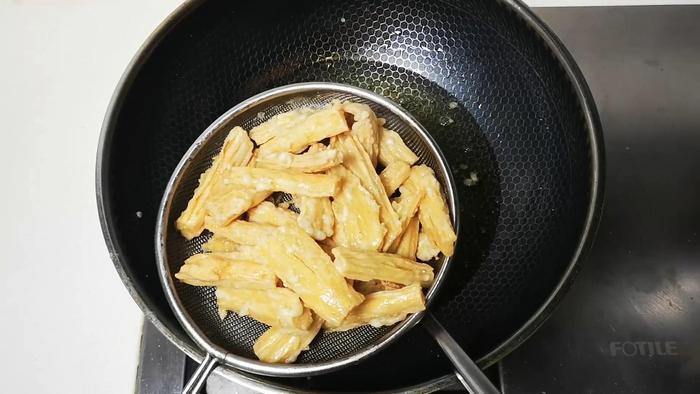 炝锅腐竹的做法，口感香辣，吃着好吃，还特别压饿
