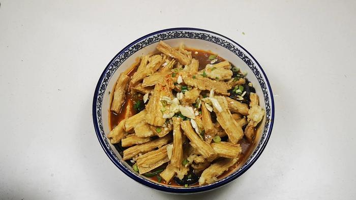 炝锅腐竹的做法，口感香辣，吃着好吃，还特别压饿