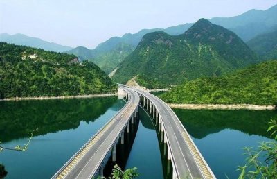 ​中国最险峻高速公路， 投资206亿， 堪称公路史上逆天工程！!