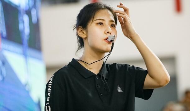 中国最美女裁判走红！23岁甜美可爱，网友：美得令人怦然心动